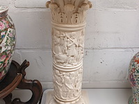 Lot 89 - korinthische sokkel in ivorine - afbeelding 1 van  3