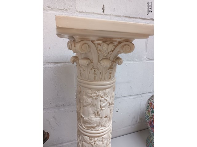 Lot 89 - korinthische sokkel in ivorine - afbeelding 2 van  3