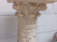 Lot 89 - korinthische sokkel in ivorine - afbeelding 2 van  3