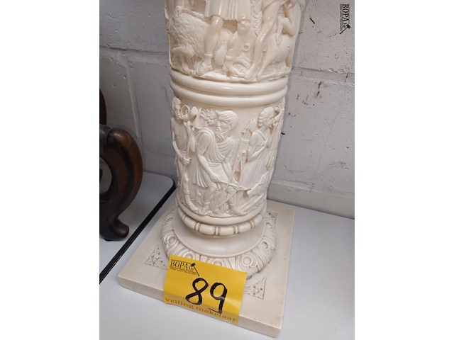 Lot 89 - korinthische sokkel in ivorine - afbeelding 3 van  3