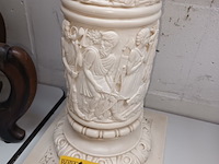 Lot 89 - korinthische sokkel in ivorine - afbeelding 3 van  3