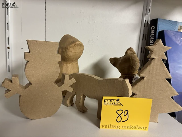 Lot 89 - lot kartonnen figuren - 5 stuks - afbeelding 1 van  6