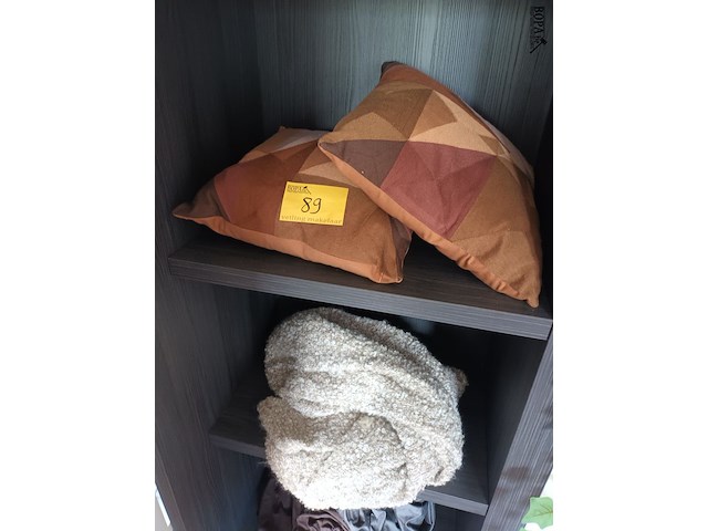 Lot 89 - lot sierkussens en bedlinnen - afbeelding 1 van  5