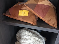 Lot 89 - lot sierkussens en bedlinnen - afbeelding 1 van  5