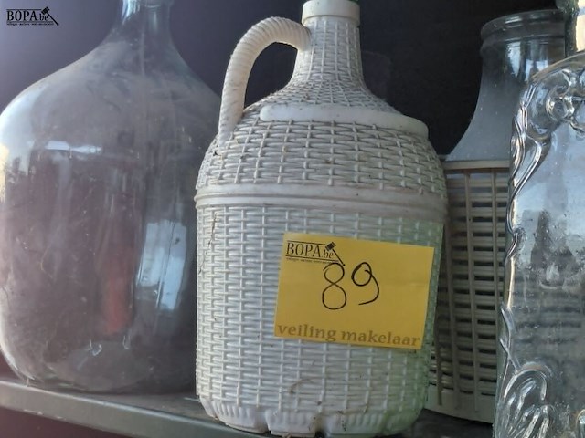 Lot 89 - mandflessen damajuana allerlei en glaswerk - afbeelding 1 van  2