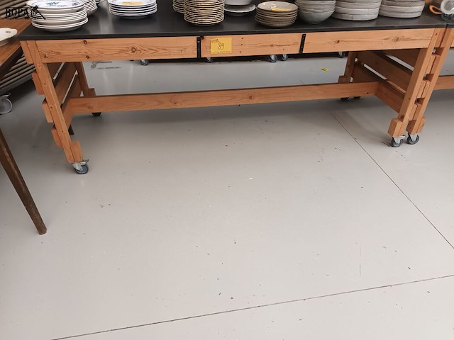 Lot 89 - mobiele houten werktafel - afbeelding 1 van  3