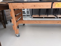 Lot 89 - mobiele houten werktafel - afbeelding 2 van  3