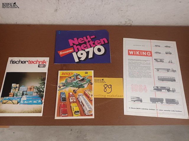 Lot 89 - naslagwerk over speelgoed. 4 stuks - afbeelding 1 van  5