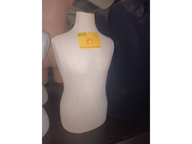 Lot 89 - paspop kind buste - afbeelding 1 van  2
