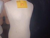 Lot 89 - paspop kind buste - afbeelding 1 van  2
