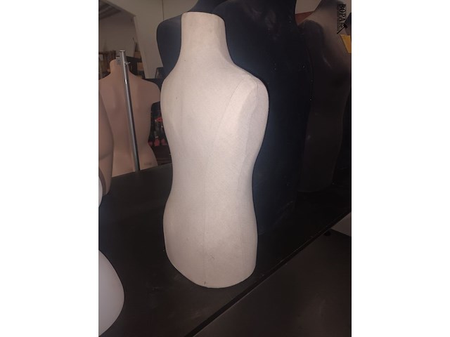 Lot 89 - paspop kind buste - afbeelding 2 van  2