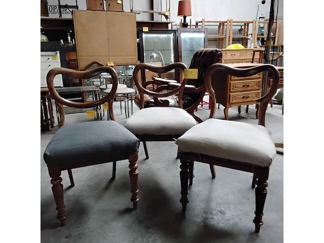Lot 89 - set van 3 victoriaanse balloon back stoelen - te restaureren - afbeelding 1 van  3