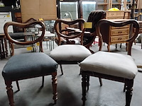 Lot 89 - set van 3 victoriaanse balloon back stoelen - te restaureren - afbeelding 1 van  3