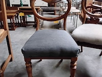 Lot 89 - set van 3 victoriaanse balloon back stoelen - te restaureren - afbeelding 2 van  3