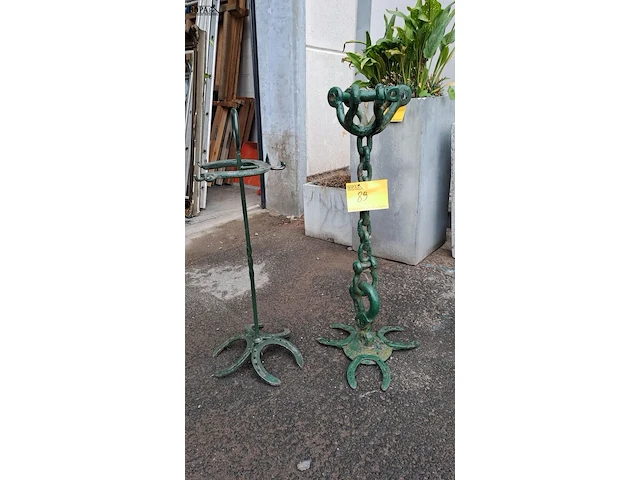 Lot 89 - vintage gietijzeren kandelaar met hoefijzervoet en rustieke - afbeelding 1 van  3