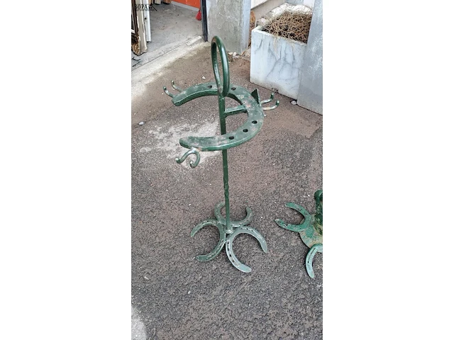 Lot 89 - vintage gietijzeren kandelaar met hoefijzervoet en rustieke - afbeelding 2 van  3