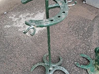 Lot 89 - vintage gietijzeren kandelaar met hoefijzervoet en rustieke - afbeelding 2 van  3