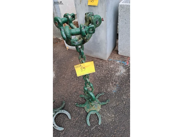 Lot 89 - vintage gietijzeren kandelaar met hoefijzervoet en rustieke - afbeelding 3 van  3