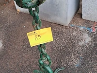 Lot 89 - vintage gietijzeren kandelaar met hoefijzervoet en rustieke - afbeelding 3 van  3