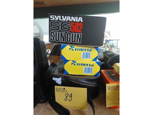 Lot 89 - vintage super 8 filmcamera en dialijsten - afbeelding 1 van  4