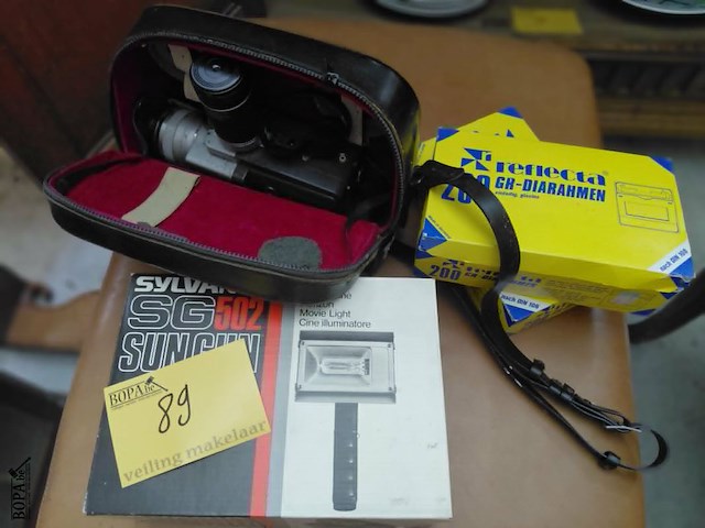 Lot 89 - vintage super 8 filmcamera en dialijsten - afbeelding 2 van  4