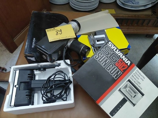 Lot 89 - vintage super 8 filmcamera en dialijsten - afbeelding 3 van  4