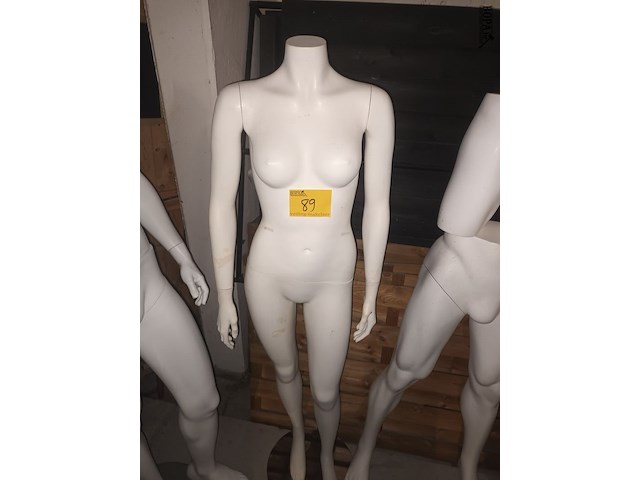 Lot 89 - witte paspop vrouw op voet - afbeelding 1 van  3
