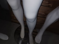 Lot 89 - witte paspop vrouw op voet - afbeelding 2 van  3