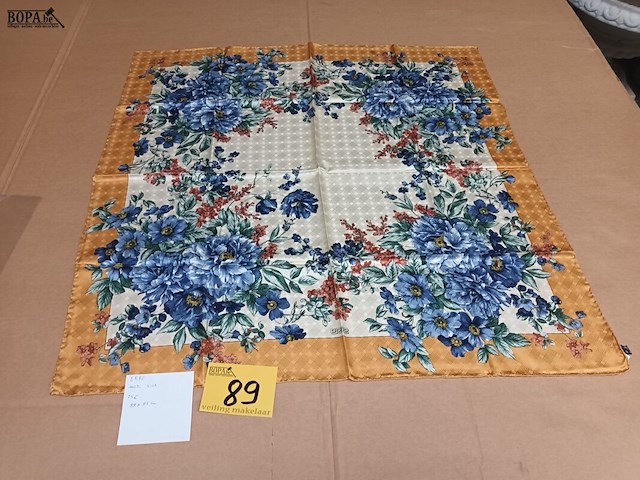 Lot 89 - zijden sjaal erre - afbeelding 1 van  4