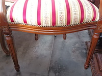 Lot 897 - gestreepte armstoel - afbeelding 2 van  3
