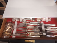 Lot 9 - bestekkoffer met verzilverd bestek - afbeelding 2 van  5