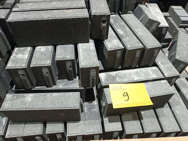 Lot 9 - betonklinkers - afbeelding 4 van  4