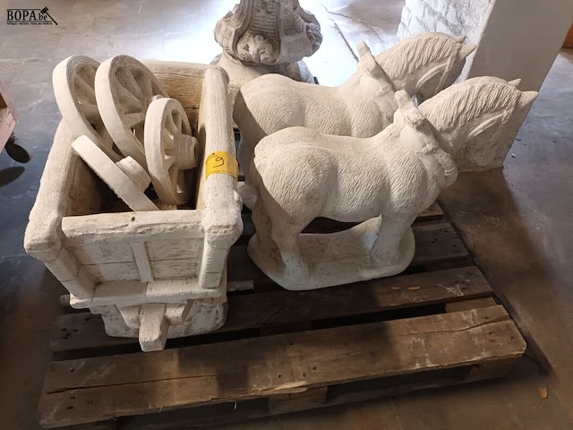 Lot 9 - betonnen tuinbeeld trekpaarden - afbeelding 1 van  4
