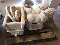 Lot 9 - betonnen tuinbeeld trekpaarden