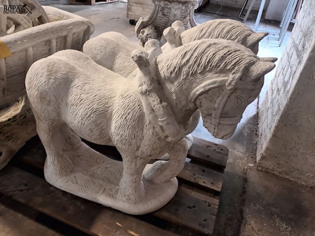 Lot 9 - betonnen tuinbeeld trekpaarden - afbeelding 2 van  4