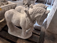 Lot 9 - betonnen tuinbeeld trekpaarden - afbeelding 2 van  4