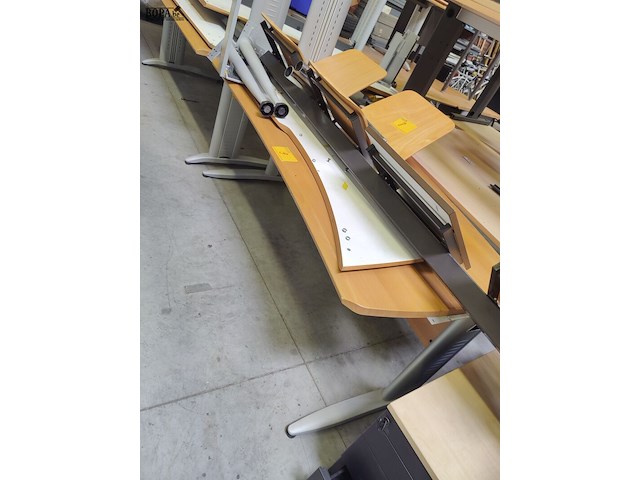 Lot 9 - bureel met aanbouw - afbeelding 1 van  4