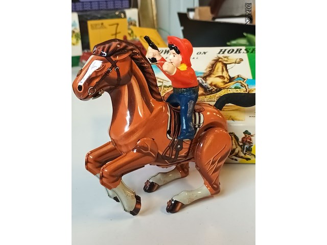 Lot 9 - daiya blikken paard met cowboy - afbeelding 2 van  6