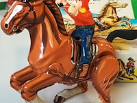 Lot 9 - daiya blikken paard met cowboy - afbeelding 2 van  6