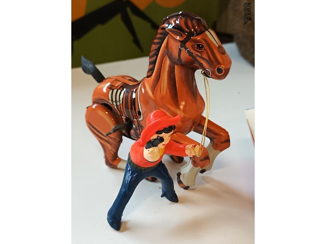 Lot 9 - daiya blikken paard met cowboy - afbeelding 5 van  6