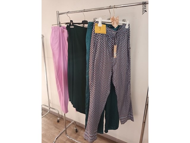 Lot 9 - damesbroeken en rok l en xl. 4 stuks - afbeelding 1 van  4