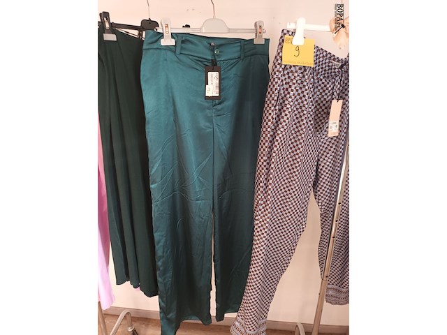 Lot 9 - damesbroeken en rok l en xl. 4 stuks - afbeelding 2 van  4