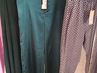 Lot 9 - damesbroeken en rok l en xl. 4 stuks - afbeelding 2 van  4