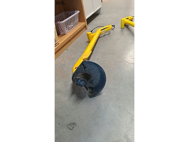 Lot 9 - electrische grastrimmer powerplus 2 stuks - geel - afbeelding 4 van  4