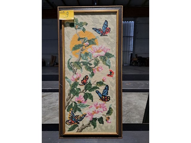 Lot 9 - geborduurd schilderij - bloemen en vlinders - afbeelding 1 van  1