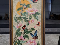 Lot 9 - geborduurd schilderij - bloemen en vlinders