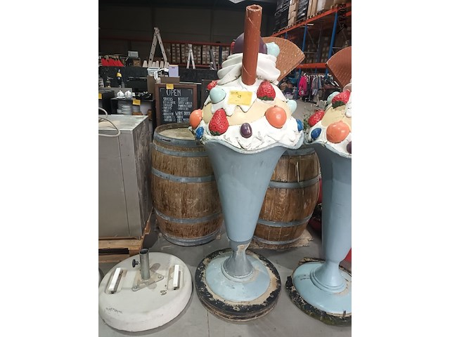 Lot 9 - groot ijsje in polyester - afbeelding 1 van  4