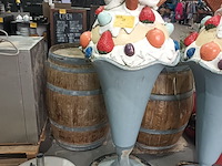 Lot 9 - groot ijsje in polyester - afbeelding 1 van  4