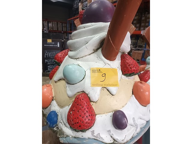 Lot 9 - groot ijsje in polyester - afbeelding 4 van  4