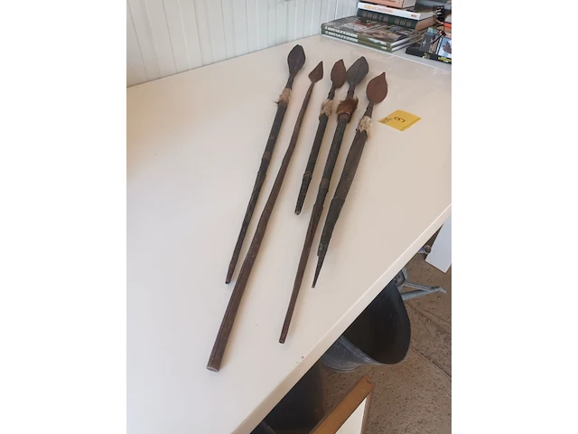 Lot 9 - houten afrikaanse speren. 5 stuks - afbeelding 4 van  4